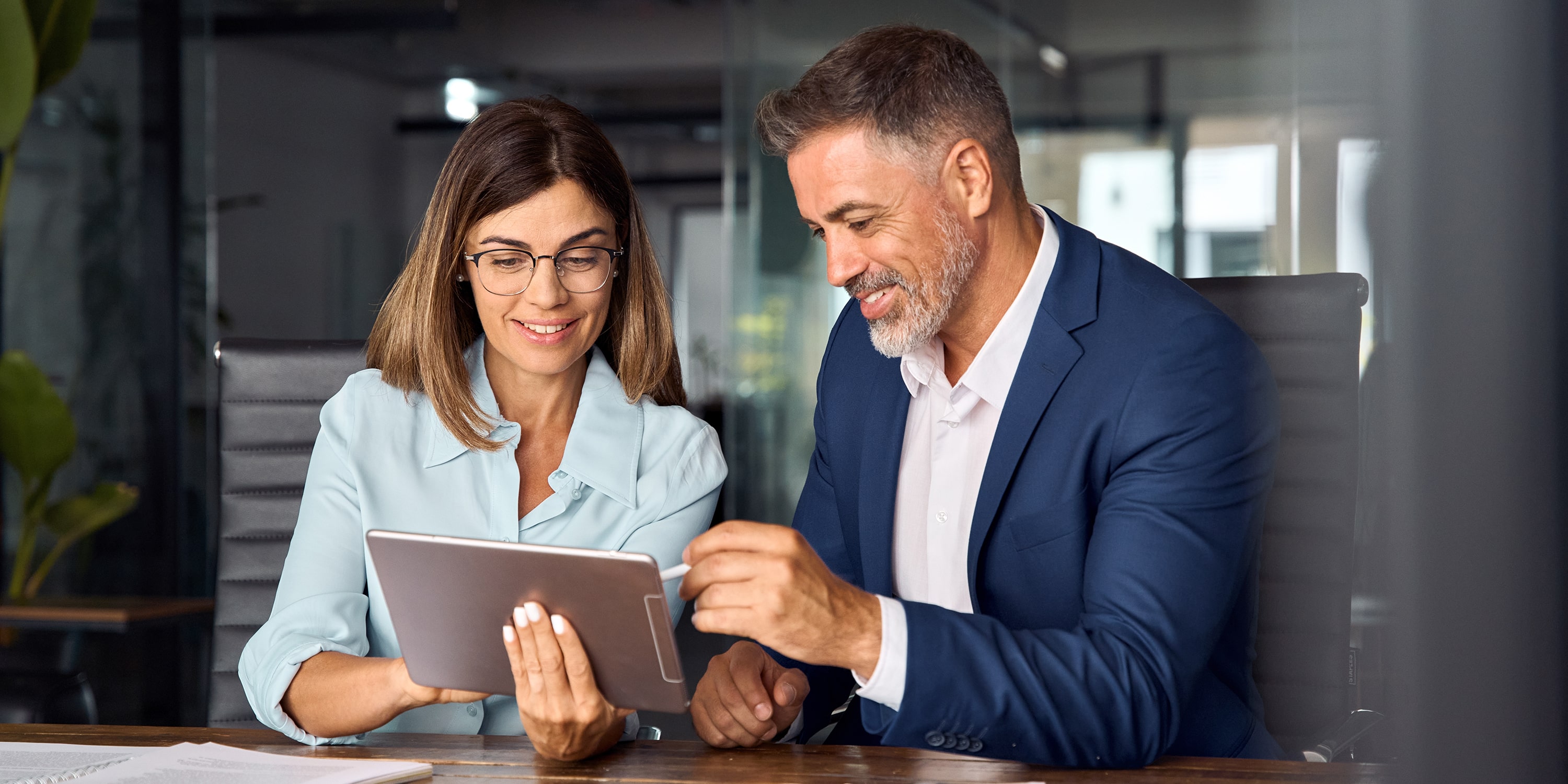 two people discussing the winners of the ardoq partner awards